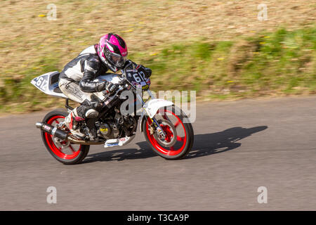 Chorley, Lancashire, UK. April, 2019. Hoghton Tower 43 Motorrad Sprint. Rider 612 Kathryn Walker aus Leyland reiten ein modernes Honda 125cc 4-Takt Motorrad. Stockfoto