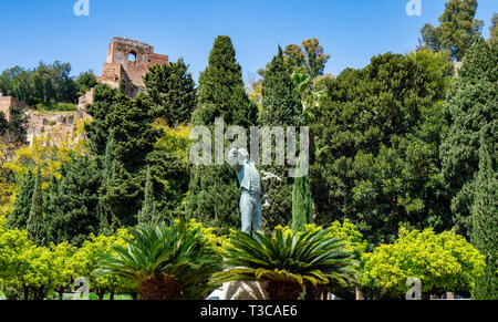 Spanien, Málaga - 04.04.2019: El Biznaguero Statue in der Pedro Luis Alonso Garten in Malaga Spanien mit Alcazaba Hintergrund tagsüber Stockfoto