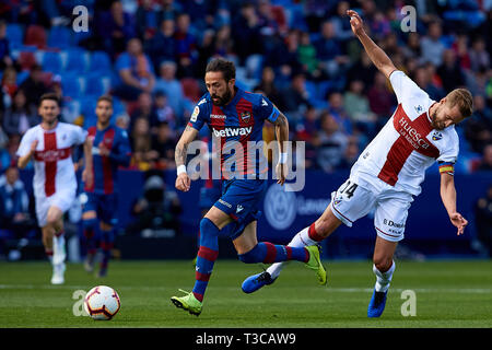 VALENCIA, Spanien - 07 April: Jose Luis Morales Nogales (L) von Levante UD konkurriert für die Kugel mit pulido von SD Huesca während des La Liga Match zwischen Levante UD und SD Huesca zu Ciutat de Valencia am 7. April 2019 in Valencia, Spanien. (Foto von David Aliaga/MB Medien) Stockfoto