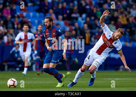 VALENCIA, Spanien - 07 April: Jose Luis Morales Nogales (L) von Levante UD konkurriert für die Kugel mit pulido von SD Huesca während des La Liga Match zwischen Levante UD und SD Huesca zu Ciutat de Valencia am 7. April 2019 in Valencia, Spanien. (Foto von David Aliaga/MB Medien) Stockfoto