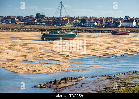 Bunte Boote marooned auf Sandbänken bei Ebbe im Osten Flotte Mündung an der Brunnen neben dem Meer, North Norfolk Coast, East Anglia, England, UK. Stockfoto