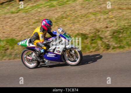 Fahrer 247 Adam Benent aus Oswaldtwistle auf einem Honda NSR M C16 Motorrad von 1987 80s in Chorley, Lancashire, Großbritannien. April 2019. Hoghton Tower 43rd Motorrad Sprint. Stockfoto