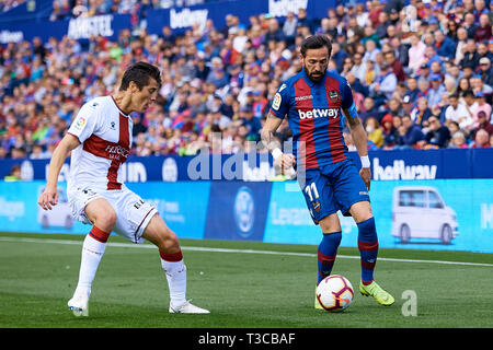 VALENCIA, Spanien - 07 April: Jose Luis Morales Nogales (R) der Levante UD konkurriert für die Kugel mit Mantovani von SD Huesca während des La Liga Match zwischen Levante UD und SD Huesca zu Ciutat de Valencia am 7. April 2019 in Valencia, Spanien. (Foto von David Aliaga/MB Medien) Stockfoto