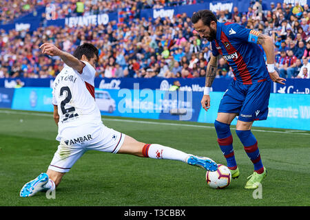 VALENCIA, Spanien - 07 April: Jose Luis Morales Nogales (R) der Levante UD konkurriert für die Kugel mit Mantovani von SD Huesca während des La Liga Match zwischen Levante UD und SD Huesca zu Ciutat de Valencia am 7. April 2019 in Valencia, Spanien. (Foto von David Aliaga/MB Medien) Stockfoto