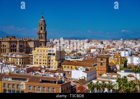 Panorama Stadtbild Luftaufnahme von Malaga, Spanien. Santa Iglesia Kathedrale Basilica von Lady der Menschwerdung und der Stadt Stockfoto