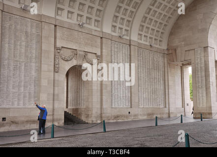 Besucher, die auf einen Soldaten namens auf dem Menentor Weltkrieg 1 Memorial in Ypern, Belgien Stockfoto