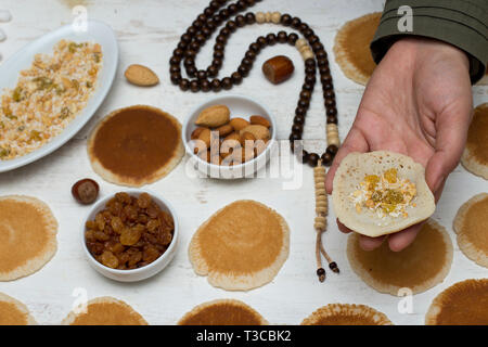 Qatayef-muslimische Frau, die katayef, traditionellen nahöstlichen Spezialitäten, die in der Regel in Muslime heiligen Monat Ramadan gegessen: Stockfoto