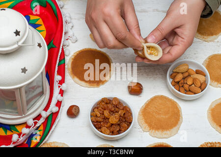 Qatayef-muslimische Frau, die katayef, traditionellen nahöstlichen Spezialitäten, die in der Regel in Muslime heiligen Monat Ramadan gegessen: Stockfoto