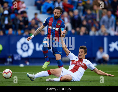 VALENCIA, Spanien - 07 April: Jose Luis Morales Nogales (L) von Levante UD konkurriert für die Kugel mit Mantovani von SD Huesca während des La Liga Match zwischen Levante UD und SD Huesca zu Ciutat de Valencia am 7. April 2019 in Valencia, Spanien. (Foto von David Aliaga/MB Medien) Stockfoto