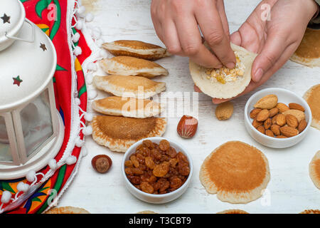 Qatayef-muslimische Frau, die katayef, traditionellen nahöstlichen Spezialitäten, die in der Regel in Muslime heiligen Monat Ramadan gegessen: Stockfoto