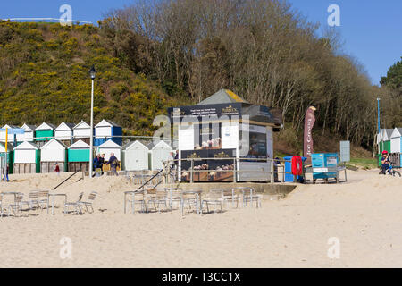 Bournemouth Strand an einem sonnigen Frühling Sonntag Morgen, Strandhütten und Erfrischungen Kiosk. Dorset, Großbritannien Stockfoto