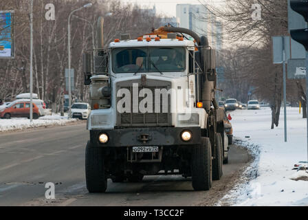 In Tjumen, Russland - Dezember 7, 2018: Die große Lkw, die mit einem Tank mit abwechselnd an der Kreuzung der Straßen 50 Lassen Sie oktyabrya und Holodilnaya Stockfoto