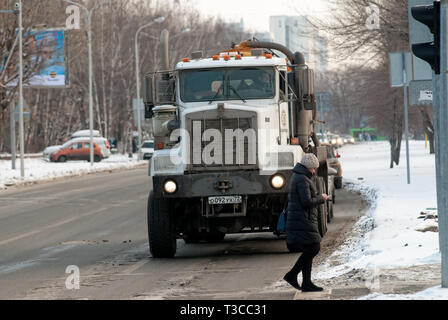 In Tjumen, Russland - Dezember 7, 2018: Die fussgänger mit Handy kreuzt die Straße vor dem Lkw auf den Straßen Kreuzung von 50 Lassen Sie oktyabrya und Holodil Stockfoto