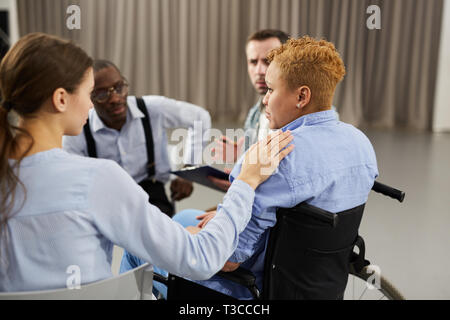 Frau im Rollstuhl die Teilnahme an Support Sitzung Stockfoto