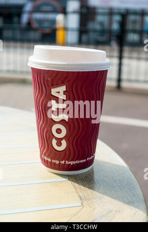 Ein Costa Coffee Einweg, throwaway, Tasse zum Mitnehmen auf einem Tisch, im Freien. Vereinigtes Königreich Stockfoto