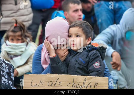 Thessaloniki, Griechenland - April 6, 2019: Der kleine Flüchtling gibt Mut zu seiner Mutter. Sie erkannte, dass gefälschte Nachrichten zum Opfer gefallen ist und nicht Stockfoto