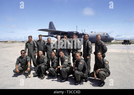 30. Oktober 1993 einem USAF Air Crew mit ihren Lockheed AC-130H Spectre Gunship "Fatal Attraction" auf dem Flughafen von Mogadischu, Somalia. Stockfoto