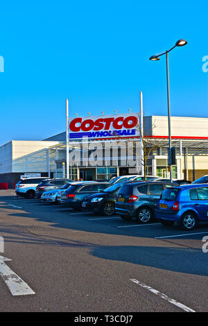 Den vorderen Eingang des Cardiff Costco Store, ein Großhandel Lager für Lebensmittel, elektrische und andere Waren. Offen für Handel & nur für Mitglieder. Stockfoto