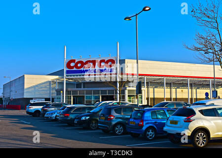 Den vorderen Eingang des Cardiff Costco Store, ein Großhandel Lager für Lebensmittel, elektrische und andere Waren. Offen für Handel & nur für Mitglieder. Stockfoto