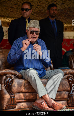 Präsident von Indiens politische Partei Nationale Konferenz Farooq Abdullah gesehen seine Anhänger Adressierung während einer Wahlkampagne Rallye vor der bevorstehenden Wahlen in Srinagar. Stockfoto