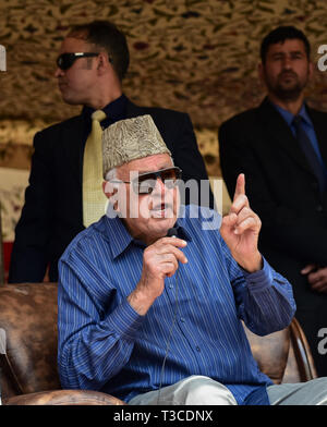 Präsident von Indiens politische Partei Nationale Konferenz Farooq Abdullah gesehen seine Anhänger Adressierung während einer Wahlkampagne Rallye vor der bevorstehenden Wahlen in Srinagar. Stockfoto