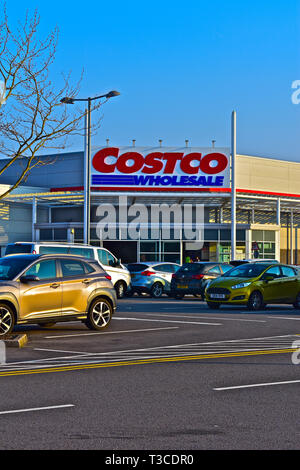 Den vorderen Eingang des Cardiff Costco Store, ein Großhandel Lager für Lebensmittel, elektrische und andere Waren. Offen für Handel & nur für Mitglieder. Stockfoto