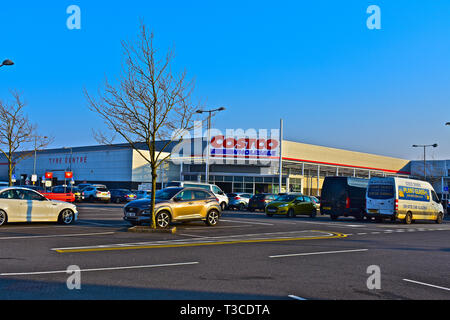 Den vorderen Eingang des Cardiff Costco Store, ein Großhandel Lager für Lebensmittel, elektrische und andere Waren. Offen für Handel & nur für Mitglieder. Stockfoto