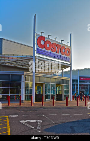 Den vorderen Eingang des Cardiff Costco Store, ein Großhandel Lager für Lebensmittel, elektrische und andere Waren. Offen für Handel & nur für Mitglieder. Stockfoto