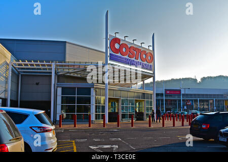 Den vorderen Eingang des Cardiff Costco Store, ein Großhandel Lager für Lebensmittel, elektrische und andere Waren. Offen für Handel & nur für Mitglieder. Stockfoto