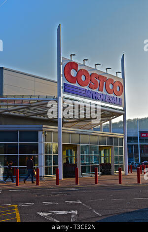 Den vorderen Eingang des Cardiff Costco Store, ein Großhandel Lager für Lebensmittel, elektrische und andere Waren. Offen für Handel & nur für Mitglieder. Stockfoto