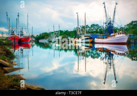 Krabbenfänger sind in Bayou La Batre, Alabama angedockt, wie ein Sturm Ansätze April 8, 2014. Die Region ist als die 'Seafood Hauptstadt von Alabama bekannt." Stockfoto