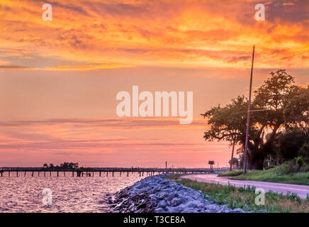 Die Sonne geht auf Bayou La Batre Strand, 9. Mai 2015, in Bayou La Batre, Alabama. Stockfoto