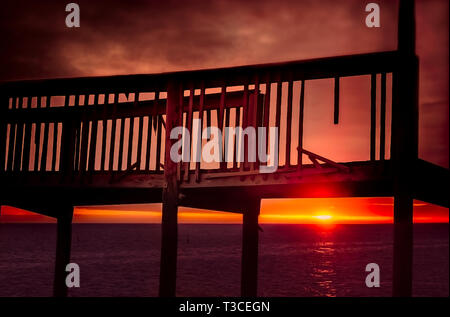 Die Sonne geht auf Bayou La Batre Strand, 25. Januar 2015, in Bayou La Batre, Alabama. Die Wharf wurde durch den Hurrikan Katrina im Jahr 2005 beschädigt. Stockfoto