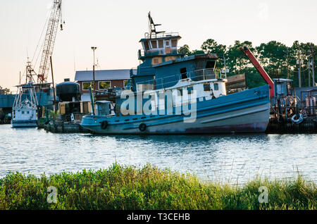 Ein Boot ist in Bayou La Batre, Alabama angedockt, Warten auf Reparaturen, Aug 29., 2013. Stockfoto