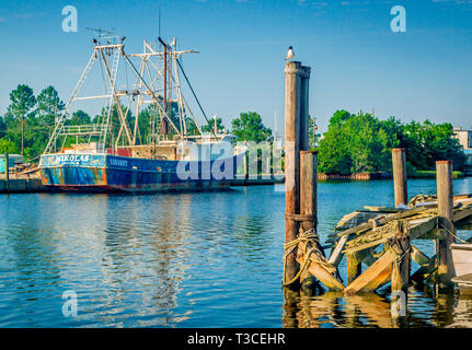 Ein rostiger Krabbenkutter, "Nikolas", ist in Bayou La Batre, Alabama, 9. Mai 2015 verankert. Stockfoto