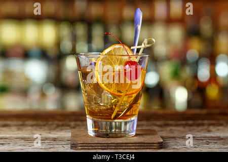 Classic, American cocktail Altmodische stehen auf einer Bar aus Holz in einem Restaurant Stockfoto