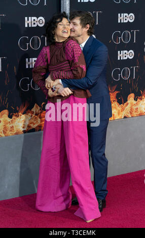 NEW YORK, NEW YORK APRIL 03: Indira Varma und Pedro Pascal Besuchen HBO' Spiel der Throne' letzte Saison Premiere in der Radio City Music Hall am April 03, 2019 in Stockfoto