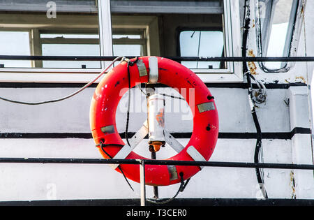 Eine Schwimmweste hängt auf einem Boot in Bayou La Batre, Alabama, 9. Mai 2015. Stockfoto