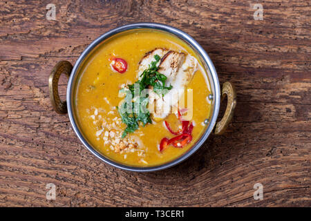 Indian Mulligatawny Suppe in einer Messing Schale Stockfoto