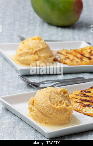 Mango Eis mit Ananas Stockfoto