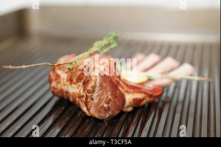 Lammkarree wird am Grill gebraten Stockfoto