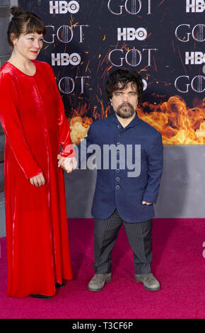 NEW YORK, NEW YORK APRIL 03: Erica Schmidt und Peter Dinklage an HBO' Spiel der Throne' letzte Saison Premiere in der Radio City Music Hall am April 03, 2019 Stockfoto