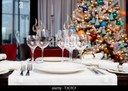 Ort Einstellung mit Weihnachtsbaum im Hintergrund, flachen Schärfentiefe Stockfoto