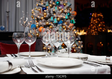 Ort Einstellung mit Weihnachtsbaum im Hintergrund, flachen Schärfentiefe Stockfoto