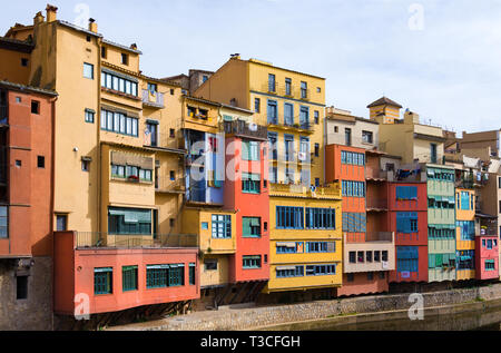 Girona, Spanien - Januar 23, 2019: Bunte Häuser von Girona in der Mitte der Stadt en Damm des Onyar Fluss Stockfoto