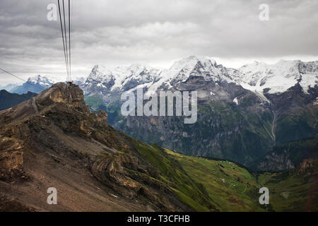 Die Birg Seilbahnstation oberhalb einer Klippe mit das Jungfraumassiv und das Lauterbrunnental jenseits, Berner Oberland, Schweiz Stockfoto