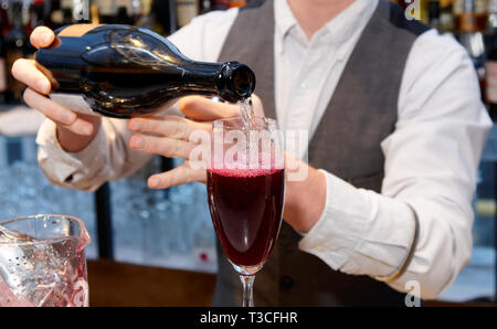 Barkeeper gießt Sekt im Glas, so dass Strauch cocktail Stockfoto