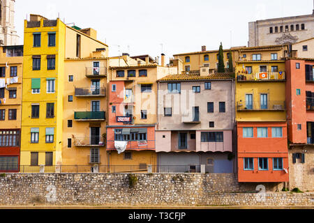 Girona, Spanien - Januar 23, 2019: Bunte Häuser von Girona in der Mitte der Stadt en Damm des Onyar Fluss Stockfoto