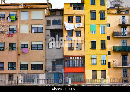 Girona, Spanien - Januar 23, 2019: Bunte Häuser von Girona in der Mitte der Stadt en Damm des Onyar Fluss Stockfoto