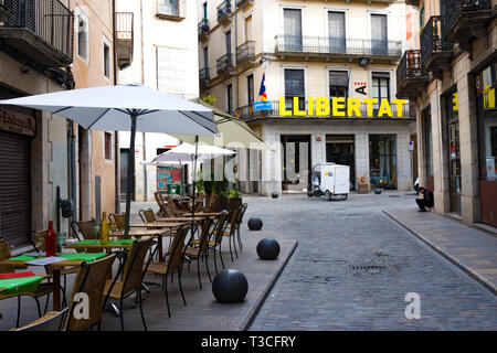 Girona, Spanien - Januar 23, 2019: Gasse in der Altstadt und Wort Libertad. Girona, Katalonien, Spanien Stockfoto